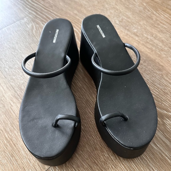 Pretty Little Thing Toe Loop Platform - Picture 6 of 6